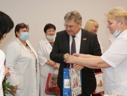 Новогодние подарки медикам от депутатов КБК