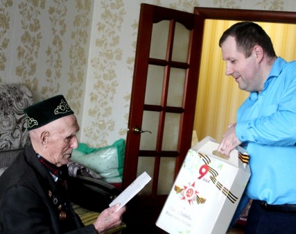 Депутаты от КБК вручили подарки участникам войны и труженикам тыла