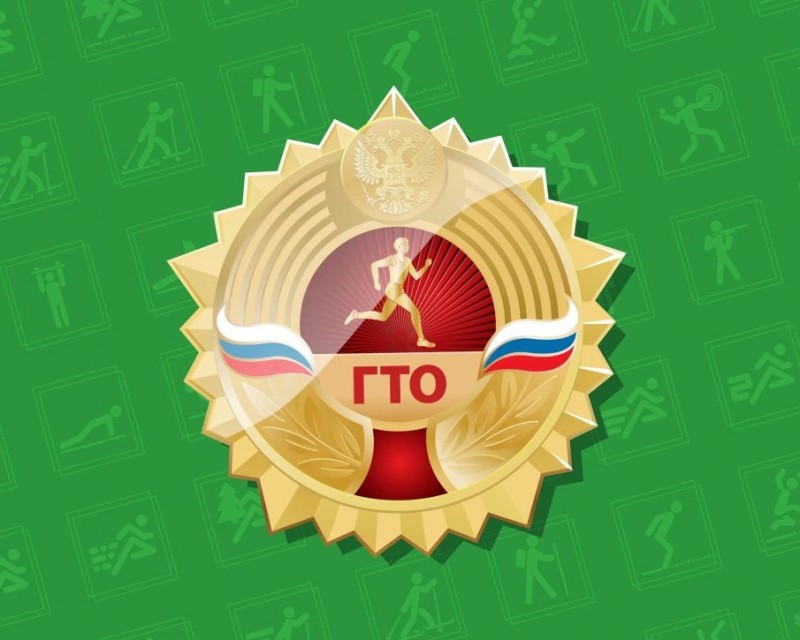 Знак ГТО на груди у него